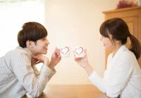 語(yǔ)言是有能量的，有些人說(shuō)話讓你舒心愉悅，有些讓你煎熬痛苦

語(yǔ)言攜帶著人的潛意識(shí)，一個(gè)人的潛意識(shí)明亮積極，就容易說(shuō)出動(dòng)聽(tīng)悅耳的話

還有一些古老的咒語(yǔ)，從古流傳下來(lái)的句子，這些句子攜帶的是人類共同潛意識(shí)，對(duì)人的影響更大

比如隨喜贊嘆，這四個(gè)字只要讀出來(lái)就會(huì)有說(shuō)不出的舒心，因?yàn)槟阍谙硎苋祟惞餐瑵撘庾R(shí)的能量滋養(yǎng)

而罵人的話，羞辱人的語(yǔ)言，就會(huì)讓別人自尊受挫

一個(gè)人想要轉(zhuǎn)好運(yùn)，其實(shí)從管住自己的嘴巴開(kāi)始練習(xí)就好，語(yǔ)言是思維的體現(xiàn)，多關(guān)注自己說(shuō)出來(lái)的話，讓自己心境平和時(shí)再?gòu)埧?，你?huì)得到很多反饋?zhàn)甜B(yǎng)的配圖