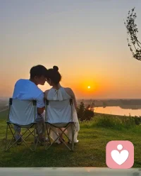 有一類偽優(yōu)質男，表面看專一可靠工作認真，但負能量重

和家人說話經(jīng)常煩躁沖動、對外很有耐心，在家稍微有點不順心的事就提高音量唉聲嘆氣，滿口抱怨，消耗妻兒的心力、情緒

我們都太重視男人的發(fā)展?jié)摿Γ杂X忽視他們的溫柔和素養(yǎng)

其實選男人性格簡直太重要，找一個知冷知熱，溫柔耐心的人是一輩子的隱形財富

建議大家挑男人時觀察下他們對服務員的態(tài)度、對小貓小狗的態(tài)度、照顧幼崽時會不會動不動就不耐煩

溫柔的男人讓你身心健康、情緒舒適、精力飽滿

滿口負能的男人讓你身心疲憊、變老變丑、煩躁驚懼配圖