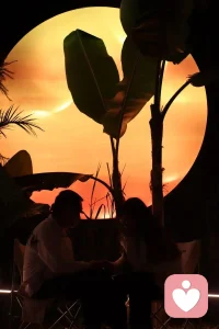 生活中不要太追尋清白感

比如：

別人請你吃了一頓飯，你立馬要還回去；和朋友們一起出去玩，你要爭著付費

怕別人說你清高，所以對他人的無禮要求照單全收；談戀愛，總要保證自己沒錯/永遠正確，有錯的只能是別人

孜孜不倦的證明和解釋...

仿佛只有自己付出更多/比別人做得更好/無私不計較才就好的，否則就會有羞愧感

追求清白感就是一種很重的不配得感，認為自己配不上別人好好對待，配不上好人好事，配不上和那種豁達大氣的人在一起

然后讓自己必須付出更多才能得到別人的回饋，用2分辛苦去兌換1份回報

長期用這種心態生活，很難保持元氣足，精力旺的狀態，而且容易顯化出自私自利的朋友 伴侶 身邊人

相信自己值得好的待遇，才會顯化出尊重自己、大氣的人配圖