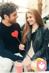 人性的弱點是害怕失去，男人在這一點上比女人的感受重100倍

男人這種生物不是情感生物，大腦里情感的部分非常少，他們判斷事情是基于客觀事實去判斷的

所以在面對失去這件事上，男人的反應比女人要激烈100倍

失去代表著他們會失去客觀好處，失去你的關心、你的資源、失去你對他的在乎（能維持他的自尊心），失去也意味著被否定，這是一種失敗的feel，男人這種數百萬年廝殺為生的物種是很難面對失敗的

所以女人的冷淡就是一個獨門秘籍，當你不care他/不稀罕他/找不找他都無所謂時，男人會重新評估你的價值，覺得你牛逼得不要不要的，竟然都看不上他，也不稀罕他的好，那你的價值必然是高于他的

當你比他更不怕失去時，你的價值更高，能量更強，吸引力也必然更大

難得手，不怕失去，相處時又友善親切，就能讓男人上頭征服配圖