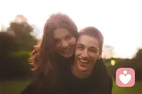 讓男人上頭的女生：

話少+神秘感，不輕易暴露自己的想法，多引導男生表達，他說得越多，就越會覺得時間過得快，和你在一起的每一刻都愉悅得不要不要的

嘴甜心硬，不放狠話，很好相處，不會因為一些雞毛蒜皮的小事吊臉子

內核強，不怕失去，男生冷淡時她更淡定，不會上趕子反撲，不可得性就是這樣制造出來的

神秘感、相處愉悅、不可得三件套，男人必上頭配圖