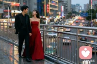 不管和什么样的人在一起,都要100%认可自己
要自信,不要患得患失,不要焦虑失去,更不要觉得他魅力无边,是个女人都会为他神魂颠倒
你整天盯着对方,把自己的能量全部给他,把他养得越来越不可一世,觉得自己超有魅力,只有白富美 哪个国家的公主才配得上他,癞蛤蟆也变王子
你天天爱他爱到痴狂,搞不好哪一天白富美真看上他,然后他一脚踹了你
人的能量只能用在自己身上,也必须先全心全意爱自己
不管他是什么样的男人,不管他多有钱,是什么富二代,或者名流人士,只要他没有认真追求你 真挚的对待你,为你付出足够多,那你就不要和他在一起
你100%爱自己 滋养自己,用尽全力建设自己的城堡,搞不好哪天真有王子上门迎娶你也说不准
凡事多往好处想 行动,积极 明媚起来,好事就会发生