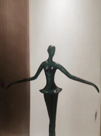 每個人人來到世間都有他要完成和學習的東西，譬如分享更多的愛，彼此更加慈愛，發現人生最寶貴的是人與人的關系和愛，而不是物質！同時了解生命中所做的每一件事具有它獨有的意義，即使當時沒能發覺，日后依然會感知到！活出“光的生命”每個人都具有的！配圖