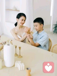 守心
 
暮色漫過窗臺時，案頭的燭火總被晚風試探。
 
有人見窗外螢火閃爍，便棄了手中未寫完的信，追著流光撞進夜色；有人聽見巷口叫賣聲脆，便擱下案上待簽的契，循著熱鬧丟了初心。
 
誘惑是檐角垂落的蛛絲，細弱卻能纏縛人心；小利是階前叢生的蔓草，淺綠卻能覆沒正道。
 
真正的清醒，是明知山外有桃林灼灼，仍守著窗前一方素箋；是懂得檐下有金玉琳瑯，仍護著懷中一寸赤誠。
 
心有丘壑者，從不因螢火亂目，不因微利移志。守住底線，便是守住了立身的砥柱，任世事翻涌，自有磐石巍然。配圖