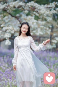 意外的漣漪：當愛與責任在暗處交匯
 
診室里的報告單被指尖攥得發皺，那行“陽性”的字跡像一道驚雷，炸碎了所有僥幸。懷上情人的孩子，這件聽起來只在電視劇里上演的情節，猝不及防地砸進現實，讓你站在人生的十字路口，左邊是隱秘的情愫，右邊是沉重的責任，腳下卻是萬丈深淵。
 
首先要清醒的是，這件事從一開始就不止關乎“愛”，更關乎“后果”。你要先問自己：這段關系能否走向陽光？他是否真的愿意為這個孩子放棄現有生活，承擔起丈夫與父親的責任？還是說，他的承諾只是一時的沖動，最終會在現實的壓力下選擇逃避？很多時候，婚外的感情本就建立在“逃避責任”的浪漫里，當需要直面婚姻、家庭、孩子的瑣碎與擔當，那些甜蜜的濾鏡往往會碎得徹底。
 
其次，必須直面自己的內心：你想要這個孩子嗎？是因為對他的愛意，還是出于對“新生命”的本能期待？或是在這段錯位的關系里，試圖用孩子尋找安全感？但要明白，孩子從來不是維系感情的籌碼，也不是填補空虛的工具。如果孩子降生在一個沒有合法婚姻、缺乏完整家庭的環境里，你要如何向他解釋父親的身份？如何承受旁人的非議？如何獨自承擔起養育一個孩子的經濟壓力與精神壓力？
 
更現實的是，這件事早已超出了“兩個人的事”。它牽扯到各自的家庭——你的伴侶、他的妻子，甚至雙方的孩子（如果有的話）。一旦曝光，不僅會摧毀兩個家庭的完整，還會讓無辜的人卷入這場紛爭，留下難以磨滅的傷害。而你自己，也將在“背叛者”“第三者”的標簽下，面對道德的譴責與社會的壓力，這份代價，是否是你能承受的？
 
其實，真正的選擇從來不是“選他還是選孩子”，而是“選清醒還是選沉淪”。如果這段關系本就沒有未來，孩子的到來只會讓你陷入更深的泥沼：一邊是對孩子的愧疚，一邊是對現實的無力，最終在無盡的拉扯中耗盡自己。而如果選擇終止妊娠，雖然會經歷身體的痛苦與心理的掙扎，卻能及時止損，讓你從錯位的關系里抽離，重新找回對人生的掌控權。
 
當然，無論最終做什么決定，都請不要獨自承受。找一個絕對信任的人傾訴（比如無關利益的摯友），或是尋求專業心理咨詢師的幫助，他們能幫你跳出情緒的漩渦，看清自己真正想要的是什么。記住，人生沒有回頭路，但每一個清醒的選擇，都能讓你離正確的方向更近一步——你值得的從來不是暗無天日的糾纏，而是一份光明正大、能讓你安心孕育生命的幸福。配圖