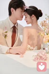 失戀后不敢再愛？這樣調節(jié)，重新找回愛人的勇氣
 
被欺騙、受傷害后不敢再談戀愛，不是你的錯，而是心里的“保護機制”在替你療傷——別逼自己立刻“好起來”，允許害怕，才能慢慢重建勇氣。
 
第一步：先給傷口“貼好創(chuàng)可貼”，正視傷害不逃避
 
別強迫自己“放下”，先承認“我真的疼過”。
 
- 給情緒找出口：找信任的人傾訴，或寫進日記里，把憋在心里的委屈、憤怒、不甘全倒出來，就像清空裝滿垃圾的袋子，情緒才會流動起來。
- 停止自我否定：他的欺騙和傷害是他的選擇，不是因為你不夠好——就像你買了一顆壞水果，不是你不配吃甜的，只是剛好遇到了不新鮮的那一個。
 
第二步：把“怕再受傷”，變成“學會保護自己”
 
不敢愛不是“缺陷”，而是你開始懂得“珍惜自己”。與其害怕“再次跌倒”，不如學會“怎么站穩(wěn)”：
 
- 給心設“安全邊界”：下次再心動時，別急著全盤付出，像試水溫一樣慢慢靠近——先了解對方的人品，再分享小秘密，最后投入深情，把“被動受傷”變成“主動選擇”。
- 區(qū)分“過去的傷”和“現(xiàn)在的人”：別把上一段感情的陰影，套在新的人身上。就像你曾被熱水燙過，不用因此害怕所有杯子，只是下次拿的時候，會記得先摸一摸杯壁。
 
第三步：重新愛上“自己”，再準備好愛別人
 
當你把注意力放回自己身上，會發(fā)現(xiàn)“敢不敢愛”沒那么重要，“你值得被愛”才是核心。
 
- 撿起自己的生活：做那些戀愛時沒精力做的事——追一部想看的劇、和朋友去旅行、學一個新技能，讓生活重新被“自己的快樂”填滿，而不是依賴別人的陪伴。
- 小步嘗試“打開心門”：不用急著“談戀愛”，先從“輕松社交”開始——和朋友的朋友一起吃飯、參加興趣社群，慢慢感受“被真誠對待”的溫暖，就像冬天里慢慢烤火，不知不覺就暖了心。
 
你只是暫時被一段糟糕的感情“絆了一下”，不是失去了愛人的能力。慢慢來，你值得遇到一個讓你重新相信“愛”的人。
 
我可以幫你梳理這段感情里讓你最在意的傷害細節(jié)，一起分析你害怕的核心是什么，幫你更清晰地解開心里的結，要不要試試？配圖