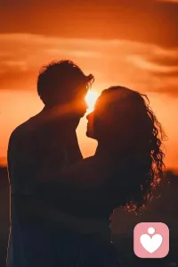 心動(dòng)：藏在細(xì)節(jié)里的雙向奔赴
 
心動(dòng)從不是轟轟烈烈的宣言，而是散落在日常縫隙里的細(xì)碎微光，是兩個(gè)人之間心照不宣的本能反應(yīng)，藏不住，也騙不了人。
 
是目光的不自覺(jué)追隨。哪怕身處喧鬧的人群，也能越過(guò)重重人影精準(zhǔn)鎖定對(duì)方的位置，他抬手整理衣領(lǐng)的瞬間、低頭笑時(shí)揚(yáng)起的嘴角、甚至只是安靜發(fā)呆的側(cè)臉，都能在眼底停留許久。若是不小心對(duì)上視線，又會(huì)像受驚的小鹿般慌忙移開(kāi)，卻在轉(zhuǎn)身時(shí)悄悄紅了耳根，連呼吸都變得有些急促，心里卻忍不住回放剛才那一眼的悸動(dòng)。
 
是分享欲的極致泛濫。吃到一家好吃的面館，第一反應(yīng)是“下次要帶他來(lái)試試”；看到天邊奇形怪狀的云，掏出手機(jī)想拍給他看的手比大腦更快；就連路上遇到一只粘人的小貓，都想絮絮叨叨講給他聽(tīng)。那些細(xì)碎到不值一提的日常，因?yàn)橛辛讼敕窒淼娜耍蝗蛔兊悯r活又有意義，哪怕只是隔著屏幕說(shuō)些無(wú)關(guān)緊要的廢話，也覺(jué)得滿心歡喜。
 
是肢體接觸的小心翼翼。并肩走路時(shí)，胳膊偶爾碰到一起，會(huì)像觸電般輕輕彈開(kāi)，卻又在下次不自覺(jué)地靠近一點(diǎn)；遞東西時(shí)指尖短暫相觸，仿佛有電流竄過(guò)全身，讓心跳漏跳半拍，卻要裝作若無(wú)其事地移開(kāi)手，指尖卻悄悄攥緊了衣角。明明心里渴望更近一步，表面卻要維持著禮貌的距離，這種矛盾又甜蜜的小心思，藏著最純粹的心動(dòng)。
 
是情緒的不由自主牽動(dòng)。他開(kāi)心時(shí)，自己也跟著眉眼彎彎，哪怕不知道他在笑什么；他失落時(shí)，自己的心情也跟著沉下來(lái)，想遞上紙巾，又怕唐突了對(duì)方；他夸自己一句，能偷偷開(kāi)心一整天，反復(fù)琢磨他說(shuō)這話時(shí)的語(yǔ)氣和表情。對(duì)方的情緒像一根無(wú)形的線，牽著自己的喜怒哀樂(lè)，一舉一動(dòng)都成了影響心情的開(kāi)關(guān)。
 
心動(dòng)從來(lái)不是單方面的悸動(dòng)，而是兩個(gè)人之間無(wú)聲的共鳴——是你在偷瞄他時(shí)，發(fā)現(xiàn)他也在偷偷看你；是你想分享時(shí)，他剛好發(fā)來(lái)一句“今天遇到一件好玩的事想告訴你”；是你小心翼翼靠近時(shí)，他也在悄悄向你邁出一步。這些藏在細(xì)節(jié)里的溫柔，拼湊出心動(dòng)最動(dòng)人的模樣，讓兩個(gè)原本獨(dú)立的人，開(kāi)始渴望彼此的世界重疊。配圖