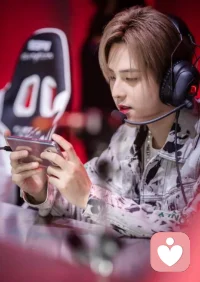 符龍飛1-4張
龔俊5-8張
雖然符龍飛不火，但是在我心里是最火的！加油符龍飛，我相信你
龔俊，祝你天天開心，萬事如意！加油！配圖