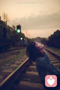 身處低谷也罷
偶有迷茫也好
你都得試著沉淀下來
去追自己的光
而非讓那些不安

彷徨
消磨了你本就珍貴的勇氣和決心配圖