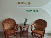 [玫瑰]在新婚階段，我們會期待對方變成自己理想中的樣子，這是不切實際的。
但是，批評毫無意義，我們能夠做的是理解哪些東西不能改變，認同其中積極的部分，同時緊緊抓住可能改變的小地方，做一些小探討和小推動。配圖