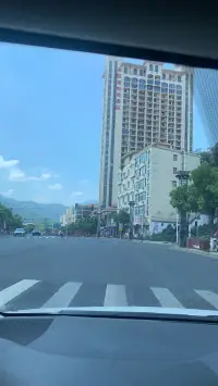 兩個人只有不缺錢的時候 才能心平氣和的坐下來談感情 別說現(xiàn)實 這是事實 沒錢連坐下來都難.配圖