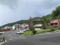 心情不好的時(shí)候開車出來(lái)轉(zhuǎn)轉(zhuǎn)，停車費(fèi)倆塊錢的快樂(lè)，快樂(lè)完回去就接著上班，腳踩在泥土上，玩著小溪的水，抱著竹子，看著天空看著打雷吹著風(fēng)心情無(wú)比快樂(lè)，真的很有童年的味道，仿佛一直尋找著這種感覺配圖