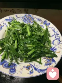 治愈自己的方式有很多種，下廚就是其中一種?????
生活是可以穿上圍裙做飯，也能換上小裙子??去工作！???♀?
不是只會上班，更不止是只會做飯，不做廚子可惜了?????配圖