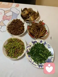 治愈自己的方式有很多種，下廚就是其中一種?????
生活是可以穿上圍裙做飯，也能換上小裙子??去工作！???♀?
不是只會上班，更不止是只會做飯，不做廚子可惜了?????配圖