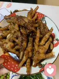 治愈自己的方式有很多種，下廚就是其中一種?????
生活是可以穿上圍裙做飯，也能換上小裙子??去工作！???♀?
不是只會上班，更不止是只會做飯，不做廚子可惜了?????配圖