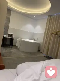 一個人的快樂，想滾哪張床就滾哪張床配圖
