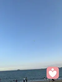住在海邊的好處，過(guò)條馬路就是大海配圖