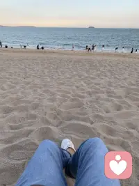 住在海邊的好處，過(guò)條馬路就是大海配圖