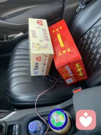 這條街從小走到大，外公曾經不論冬天夏天下雨下雪都會從這條路去接我回他的家，可惜如今長大了有能力了卻再也沒有那個外公了，本來應該是看外公去現如今看看我舅舅去，再去外婆的娘家那邊買點東西看外婆娘去，或許只能這樣才能彌補我這輩子的沒來得及報答的恩情罷了……配圖