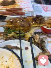 一個人開開心心吃配圖