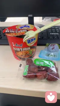 這大概就是減肥減不下去的原因，一車的零食，就沒停...買完面包蛋糕又送來了配圖