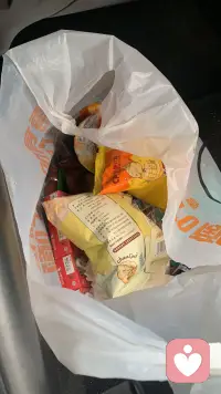 這大概就是減肥減不下去的原因，一車的零食，就沒停...買完面包蛋糕又送來了配圖