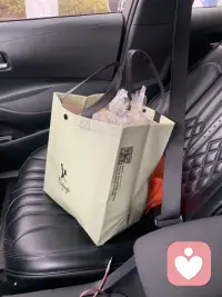 這大概就是減肥減不下去的原因，一車的零食，就沒停...買完面包蛋糕又送來了配圖