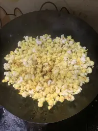 今天很累，站一天搞一天的活動，回家忙前忙后，第一次爆米花???，我真是做飯小天才配圖