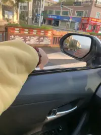 做不了嬌滴滴的副駕駛
  那就做個(gè)酷酷的女司機(jī)配圖
