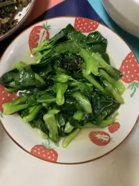 今晚吃的真雜亂，因為想吃蛋炒飯炒了一個蛋炒飯，想吃泡面又煮一泡面，結果又想吃團子又煮一份團子??，還煮了一份飯配圖