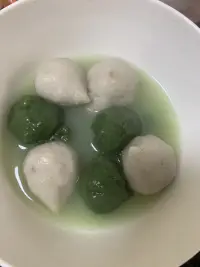 今晚吃的真雜亂，因為想吃蛋炒飯炒了一個蛋炒飯，想吃泡面又煮一泡面，結果又想吃團子又煮一份團子??，還煮了一份飯配圖