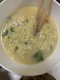 今晚吃的真雜亂，因為想吃蛋炒飯炒了一個蛋炒飯，想吃泡面又煮一泡面，結果又想吃團子又煮一份團子??，還煮了一份飯配圖