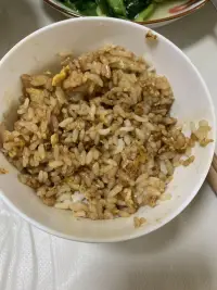 今晚吃的真雜亂，因為想吃蛋炒飯炒了一個蛋炒飯，想吃泡面又煮一泡面，結果又想吃團子又煮一份團子??，還煮了一份飯配圖