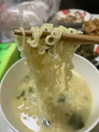 今晚吃的真雜亂，因為想吃蛋炒飯炒了一個蛋炒飯，想吃泡面又煮一泡面，結果又想吃團子又煮一份團子??，還煮了一份飯配圖