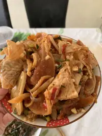 今晚吃的真雜亂，因為想吃蛋炒飯炒了一個蛋炒飯，想吃泡面又煮一泡面，結果又想吃團子又煮一份團子??，還煮了一份飯配圖