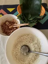 老媽要來說想吃粽子，安排臘腸肉粽，順帶一鍋茶葉蛋配圖