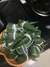 老媽要來說想吃粽子，安排臘腸肉粽，順帶一鍋茶葉蛋配圖
