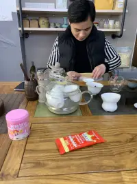 倆個人一壺茶，悠閑自在飲配圖