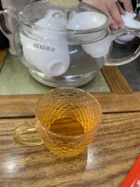 倆個人一壺茶，悠閑自在飲配圖