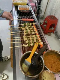 老弟負(fù)責(zé)烤我負(fù)責(zé)吃，老丈人開燒烤的就是好配圖