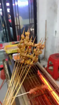 老弟負(fù)責(zé)烤我負(fù)責(zé)吃，老丈人開燒烤的就是好配圖
