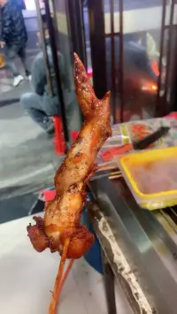 老弟負(fù)責(zé)烤我負(fù)責(zé)吃，老丈人開燒烤的就是好配圖