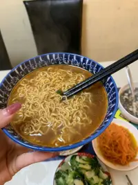 回灣里了，雖然沒幾個人吃飯但是必須還是滿滿一桌，吃完這餐年就結束了，又要開始期待來年的過年了??配圖