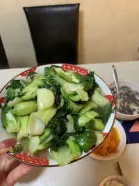 回灣里了，雖然沒幾個人吃飯但是必須還是滿滿一桌，吃完這餐年就結束了，又要開始期待來年的過年了??配圖