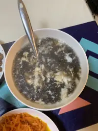 回灣里了，雖然沒幾個人吃飯但是必須還是滿滿一桌，吃完這餐年就結束了，又要開始期待來年的過年了??配圖