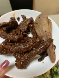 回灣里了，雖然沒幾個人吃飯但是必須還是滿滿一桌，吃完這餐年就結束了，又要開始期待來年的過年了??配圖
