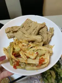 回灣里了，雖然沒幾個人吃飯但是必須還是滿滿一桌，吃完這餐年就結束了，又要開始期待來年的過年了??配圖