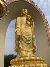 我举高香敬神明，抵我心中意难平。许了一个愿希望我喜欢的那个人同时也喜欢我配图