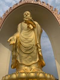 我举高香敬神明，抵我心中意难平。许了一个愿希望我喜欢的那个人同时也喜欢我配图
