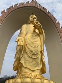 我举高香敬神明，抵我心中意难平。许了一个愿希望我喜欢的那个人同时也喜欢我配图